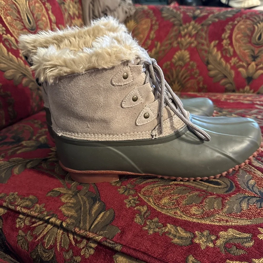American Eagle Women's Leather & Rubber Shearling Lined Duck Boots Size 8 - EUC